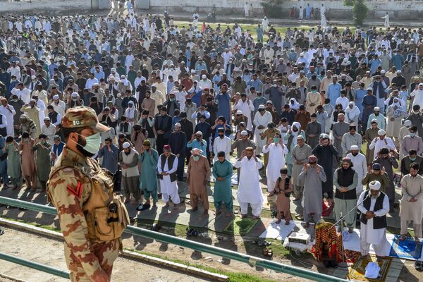 Мусульмане во время празднования Ид-аль-Фитра в Пакистане  - Sputnik Узбекистан
