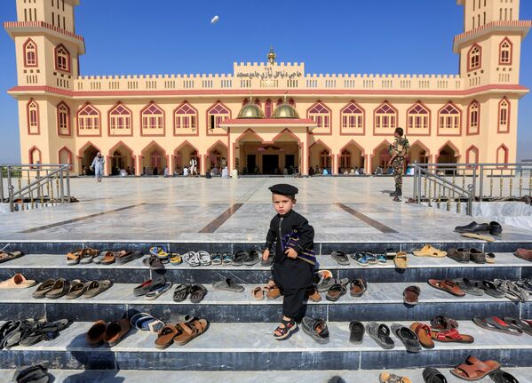 Афганский мальчик во время празднования Ид-аль-Фитра в Афганистане - Sputnik Узбекистан