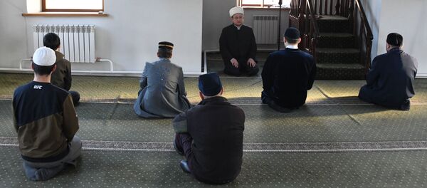 Председатель Централизованной религиозной организации Духовного управления мусульман Забайкальского края, муфтий Алмаз Салахов во время прямой трансляции праздничной молитвы в режиме онлайн в Читинской соборной мечети Председатель Централизованной религиозной организации Духовного управления мусульман Забайкальского края, муфтий Алмаз Салахов во время прямой трансляции праздничной молитвы в режиме онлайн в Читинской соборной мечети - Sputnik Ўзбекистон
