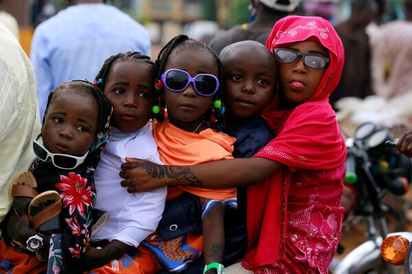 Дети после празднования Ид-аль-Фитра в Нигерии - Sputnik Узбекистан