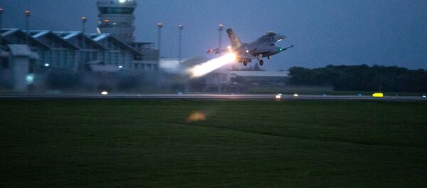 Американский истребитель F-16, взлетающий во время учений на военно-воздушной базе Хуалянь в Восточном Тайване Американский истребитель F-16, взлетающий во время учений на военно-воздушной базе Хуалянь в Восточном Тайване - Sputnik Ўзбекистон