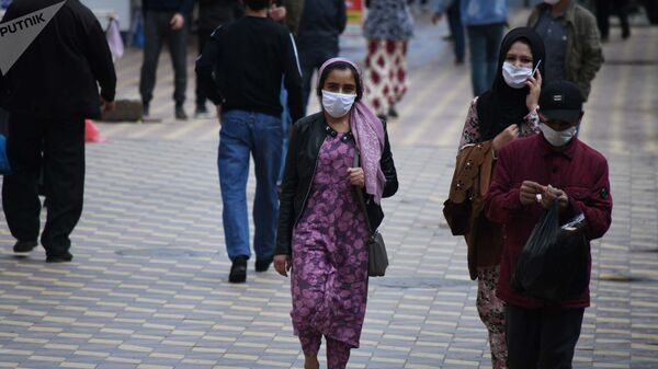 Жители города Душанбе в защитных масках на улице - Sputnik Ўзбекистон