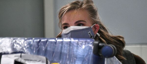 Девушка в терминале F аэропорта Шереметьево - Sputnik Узбекистан