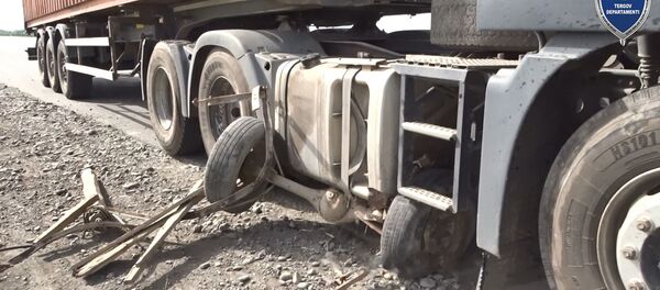 Gruzovoy avtomobil nayexal na povozku - Sputnik O‘zbekiston