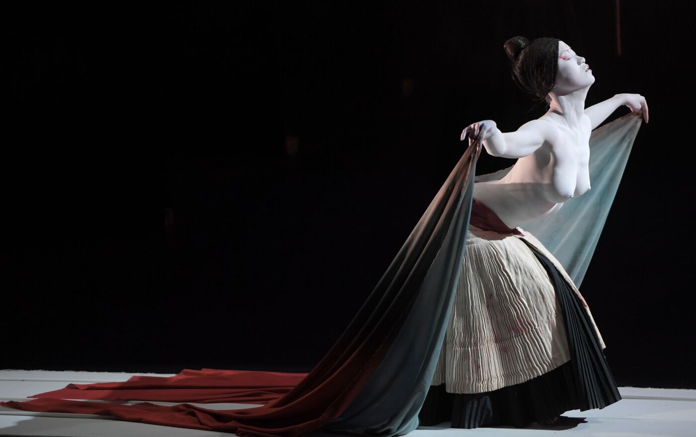 Qora tanlilar olomon uni oq mushukchaga suradilar Blowjob foto trans