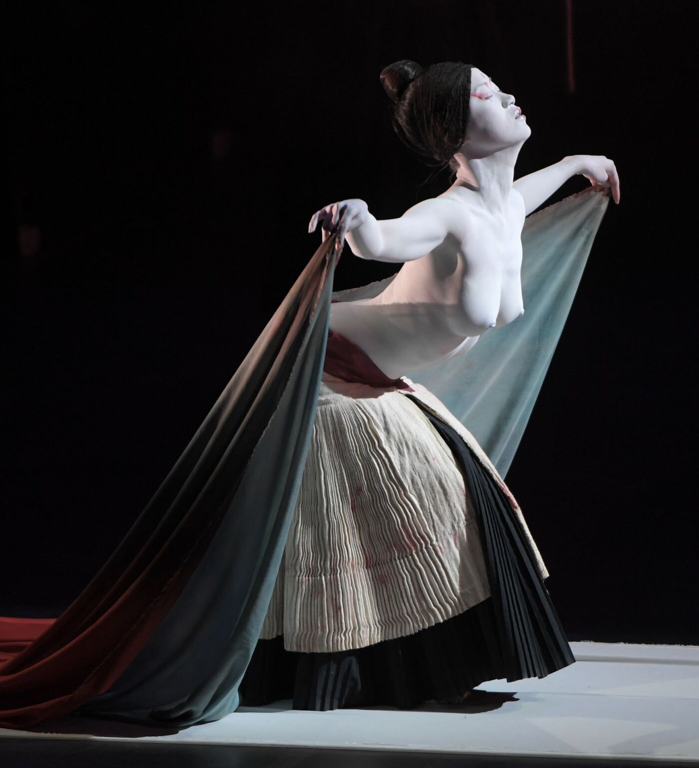 Bluzkadagi katta kokraklar