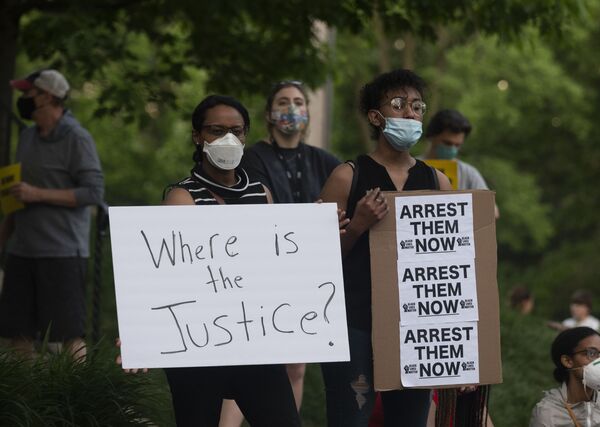 Я не могу дышать: беспорядки из-за убитого полицейскими Флойда усиливаются в США - Sputnik Узбекистан