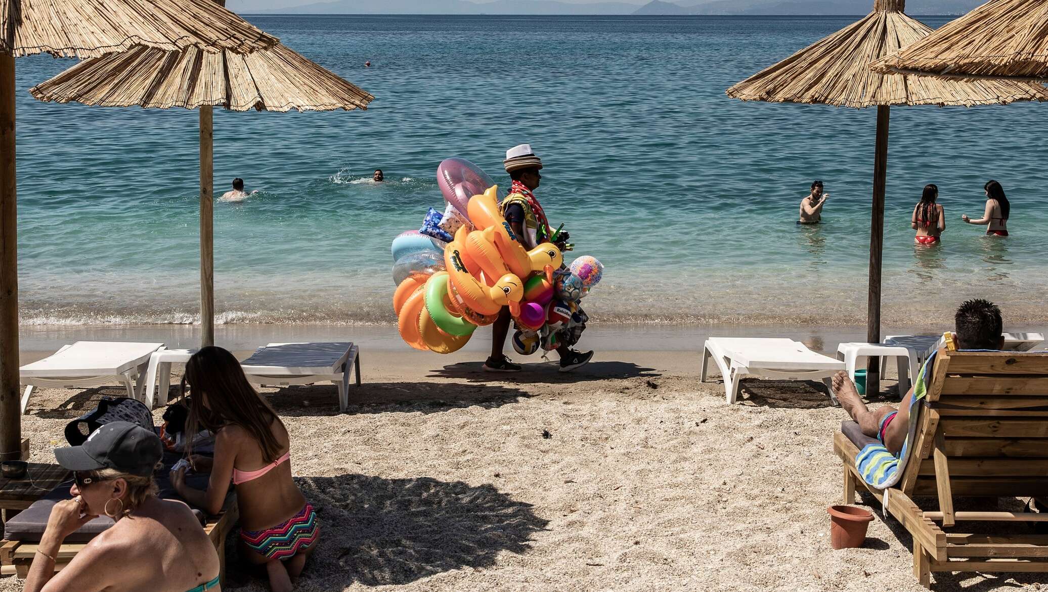 Турция отдых опасно. Греция городские пляжи. Жара в Греции. Украинка на пляже в Греции. Греция курорты опасности.