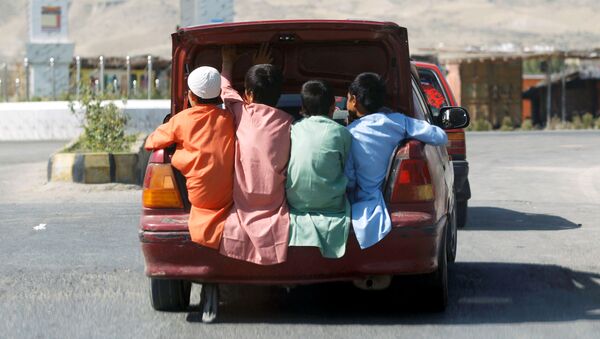 Afganskie deti yedut v bagajnike avtomobilya v provinsii Lagman, Afganistan - Sputnik O‘zbekiston
