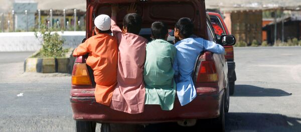 Афганские дети едут в багажнике автомобиля в провинции Лагман, Афганистан Афганские дети едут в багажнике автомобиля в провинции Лагман, Афганистан - Sputnik Узбекистан