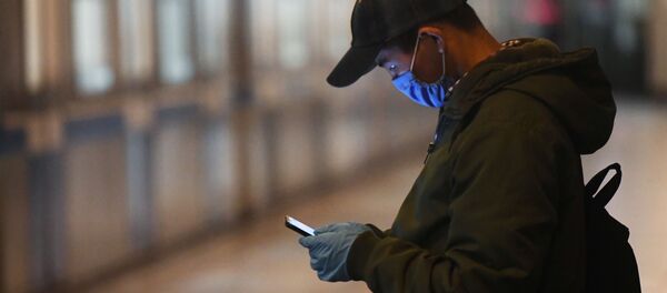 Пассажир московского метро на станции Пассажир московского метро на станции - Sputnik Ўзбекистон