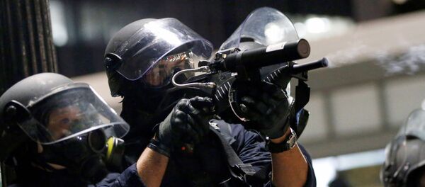 Stolknoveniya demonstrantov s politsiyey vo vremya aksii protesta v Oklende, Kaliforniya - Sputnik O‘zbekiston