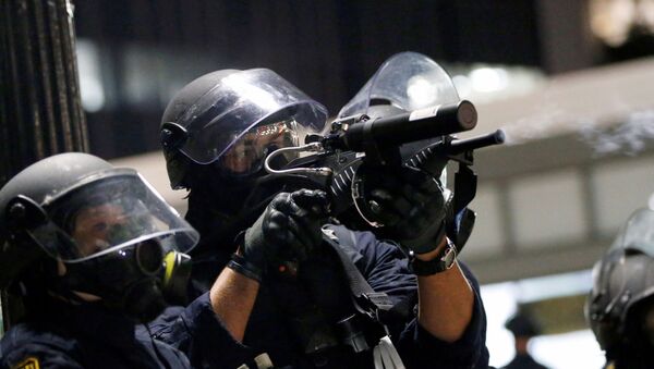 Столкновения демонстрантов с полицией во время акции протеста в Окленде, Калифорния - Sputnik Ўзбекистон