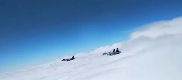 Российские истребители вновь перехватили американский самолет-шпион — видео Российские истребители вновь перехватили американский самолет-шпион — видео - Sputnik Узбекистан