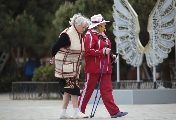 Пожилые женщины на набережной Алушты после отмены режима самоизоляции в Крыму - Sputnik Ўзбекистон