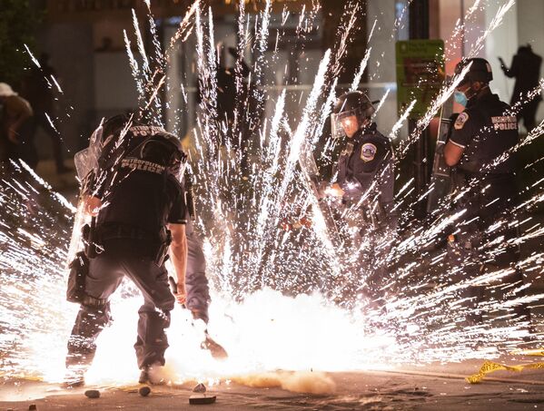 Взрыв брошенной протестующими петарды в Вашингтоне  - Sputnik Ўзбекистон