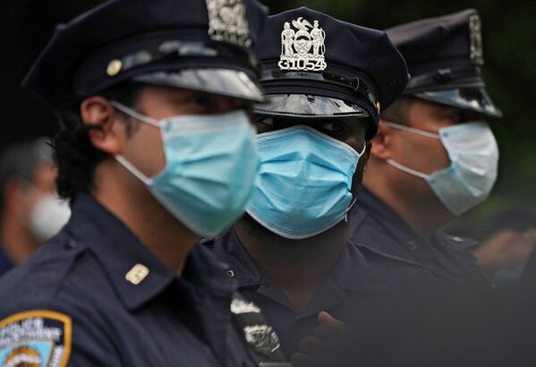 Полицейские стоят в оцеплении во время протеста на одной из улиц Нью-Йорка - Sputnik Ўзбекистон