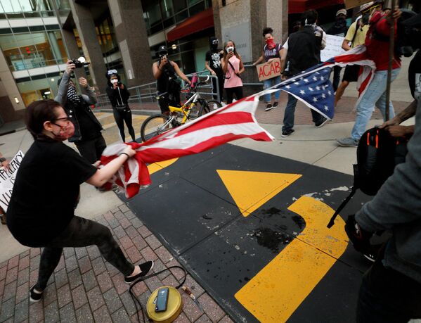 Протестующие рвут флаг США в Северной Каролине  - Sputnik Ўзбекистон