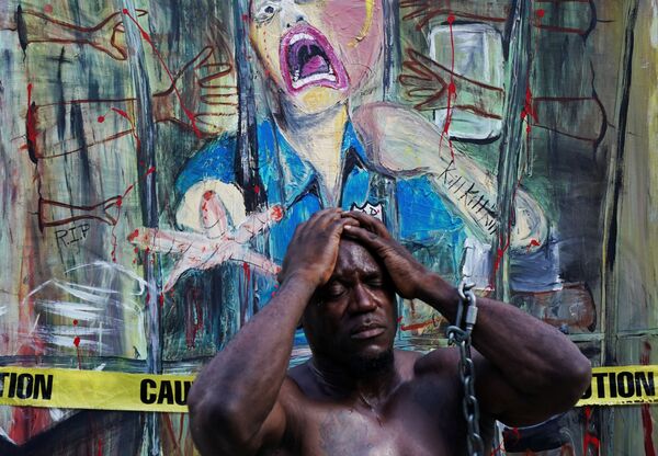 Uchastniki protesta, vizvannogo smertyu afroamerikansa Djordja Floyda, na odnoy iz ulis Nyu-Yorka - Sputnik O‘zbekiston