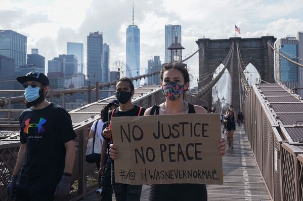 Участники протеста, вызванного смертью афроамериканца Джорджа Флойда, на одной из улиц Нью-Йорка - Sputnik Узбекистан