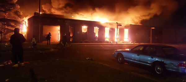 Горящее почтовое отделение в Миннеаполисе - Sputnik Узбекистан