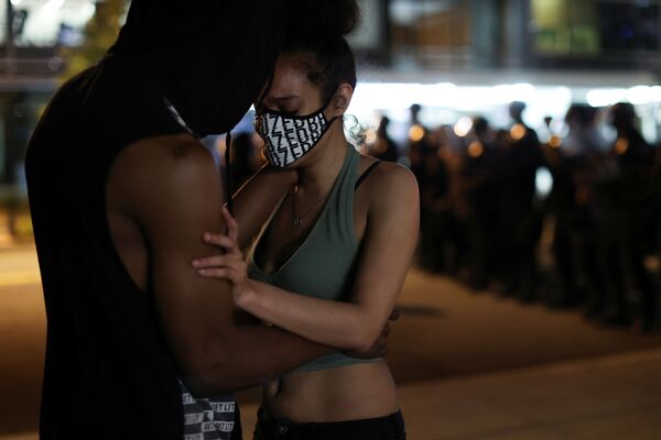 Протестующие обнимаются во время протестов в Вашингтоне  - Sputnik Ўзбекистон