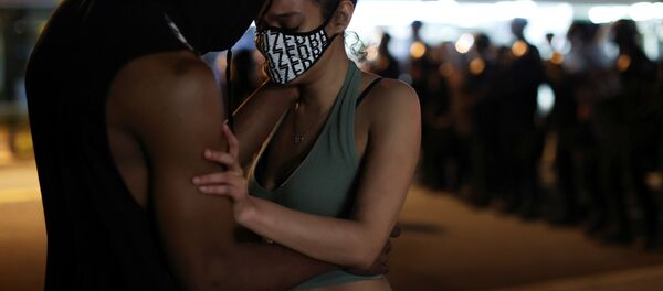 Протестующие обнимаются во время протестов в Вашингтоне Протестующие обнимаются во время протестов в Вашингтоне - Sputnik Ўзбекистон