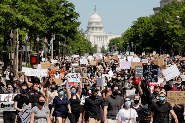 Марш протестующих у здания Капитолия в Вашингтоне  - Sputnik Ўзбекистон