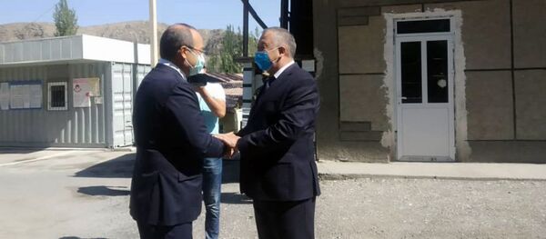 Perviy vitse-premyer-ministr Kirgizstana Kubatbek Boronov vstretilsya s premyer-ministrom Uzbekistana Abdulloy Aripovim na propusknom punkte Chechme-Avtodorojniy v Batkenskoy oblasti - Sputnik O‘zbekiston