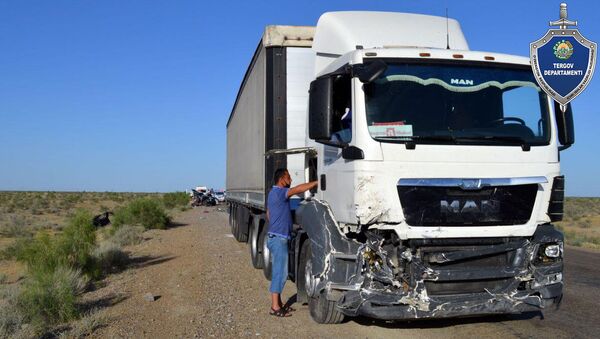 ДТП с участием легкового автомобиля и грузовика в Бухарской области - Sputnik Узбекистан