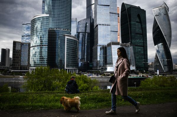 Moskva, qiz kuchugi bilan sayr qilmoqda.  - Sputnik O‘zbekiston