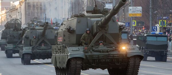 Samoxodnie gaubisi Koalitsiya-SV (na pervom plane) - Sputnik O‘zbekiston