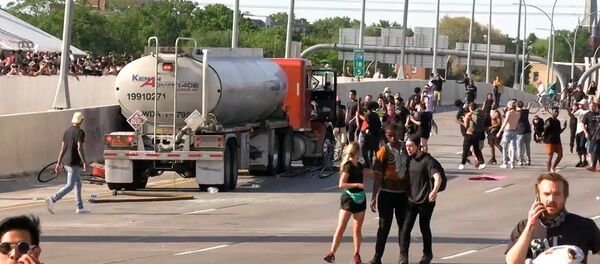 Gruzovik vyexal v tolpu protestuyushix v Minneapolise - Sputnik O‘zbekiston