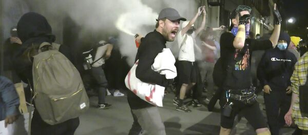 АҚШдаги тартибсизликлар: америкаликлар айбни Россияга тўнкашга ҳаракат қилмоқда АҚШдаги тартибсизликлар: америкаликлар айбни Россияга тўнкашга ҳаракат қилмоқда - Sputnik Ўзбекистон