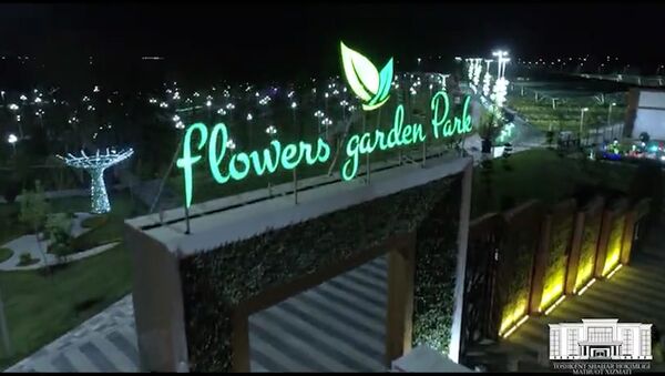 Ташкент в цветах: Flowers Garden Park в ночном освещении  - Sputnik Узбекистан