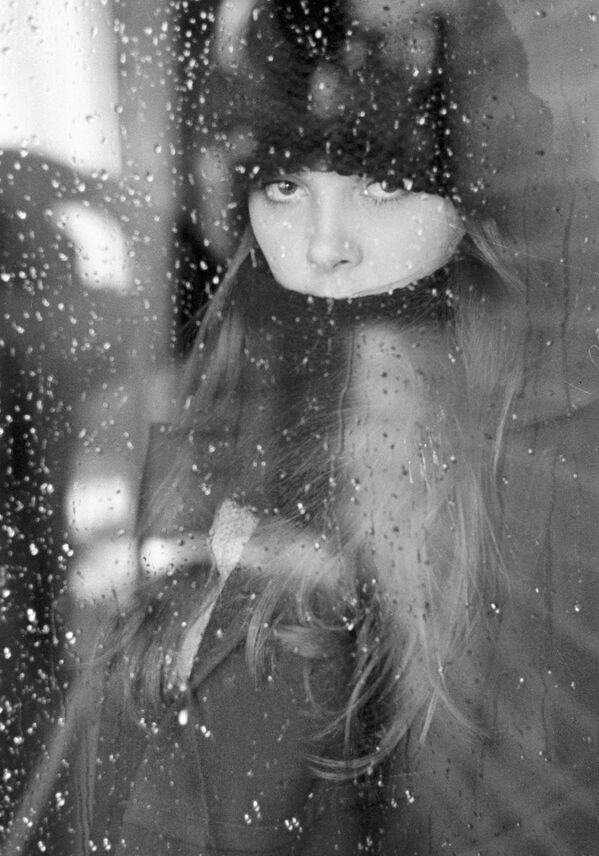 Портрет девушки, стоящей за стеклом с каплями дождя. - Sputnik Узбекистан