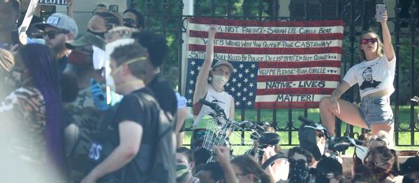 Сотни людей собрались в Миннеаполисе у резиденции губернатора - Sputnik Ўзбекистон