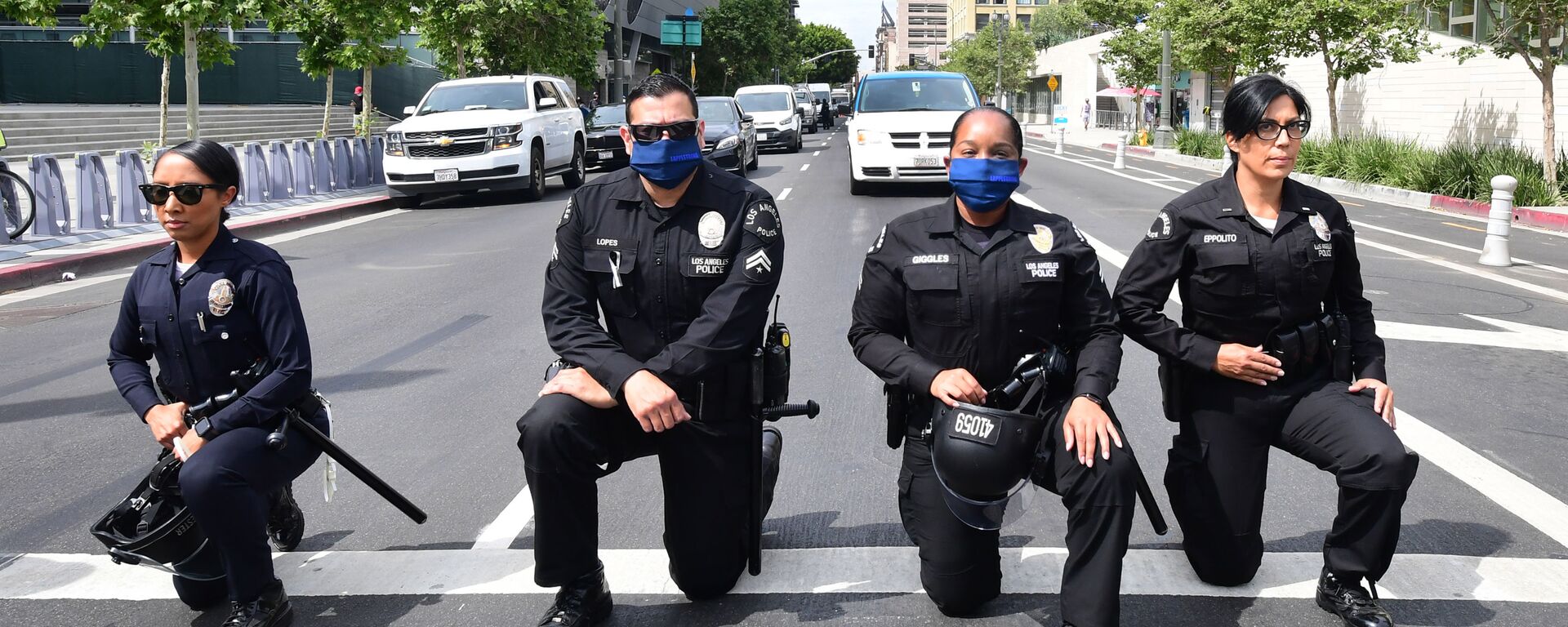 Сотрудники полиции Лос-Анджелеса преклоняют колени во время митинга в память о Джордже Флойде - Sputnik Узбекистан, 1920, 03.06.2020