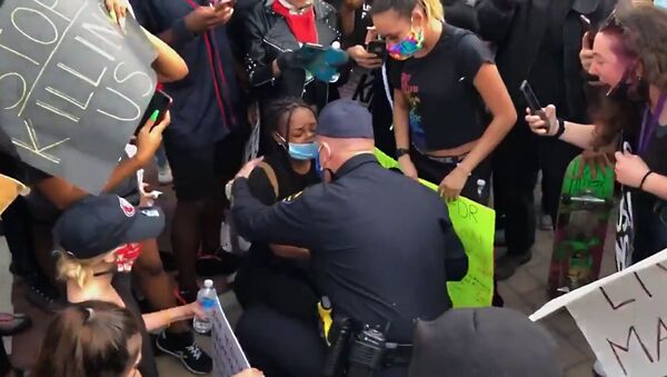 Мы любим вас: американский полицейский встал на колени перед протестующими в Калифорнии - Sputnik Узбекистан