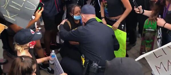 Мы любим вас: американский полицейский встал на колени перед протестующими в Калифорнии - Sputnik Узбекистан