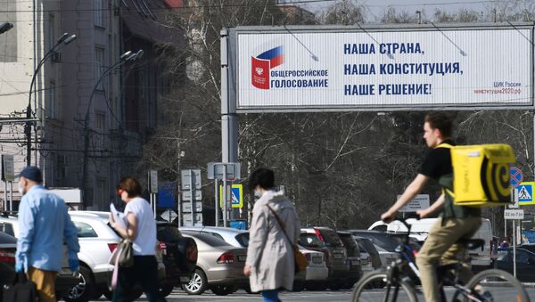 Агитационный плакат за общероссийское голосование по поправкам в Конституции в Новосибирске - Sputnik Ўзбекистон