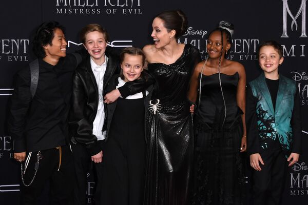 Актриса Анджелина Джоли с детьми в Голливуде. - Sputnik Узбекистан