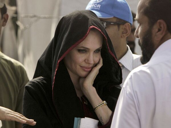 Американская актриса Анджелина Джоли во время посещения лагеря в Пакистане. - Sputnik Узбекистан