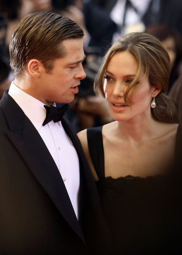 Актеры Анджелина Джоли и Брэд Питт на красной дорожке Каннского кинофестиваля. - Sputnik Узбекистан