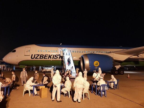 На родину из ОАЭ возвращен 271 узбекистанец На родину из ОАЭ возвращен 271 узбекистанец - Sputnik Узбекистан