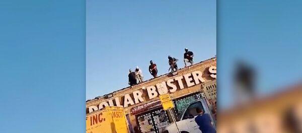 Американцы с оружием в руках защищают свой бизнес от мародеров - Sputnik Ўзбекистон