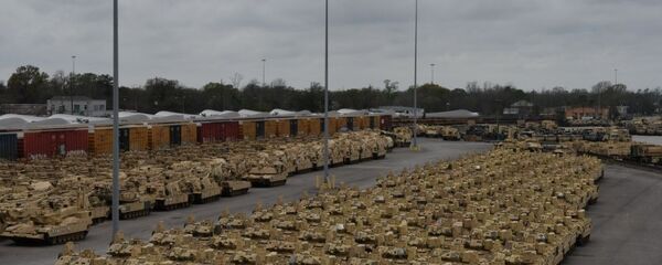 Американская военная техника перед переброской в Европу для участия в учениях DEFENDER-Europe 20 Американская военная техника перед переброской в Европу для участия в учениях DEFENDER-Europe 20 - Sputnik Ўзбекистон