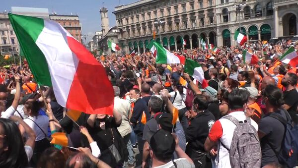 Оранжевые жилеты: Италию захлестнула волна протестов против правительства - Sputnik Узбекистан
