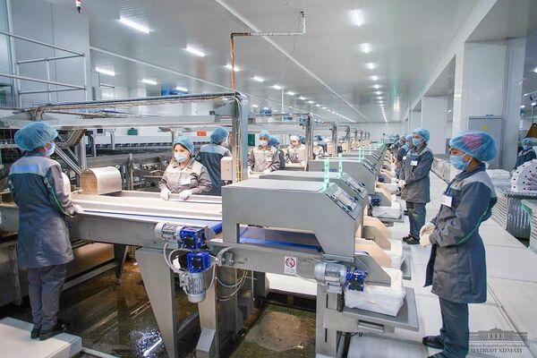 Шавкат Мирзиёев  в Фергане посетил предприятие с сертификатом Global G.A.P - Sputnik Узбекистан