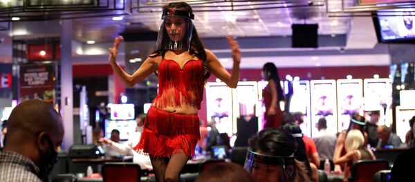 Las-Vegaz kazino-otelda raqqosa himoya niqobida. 04.06.20 - Sputnik O‘zbekiston